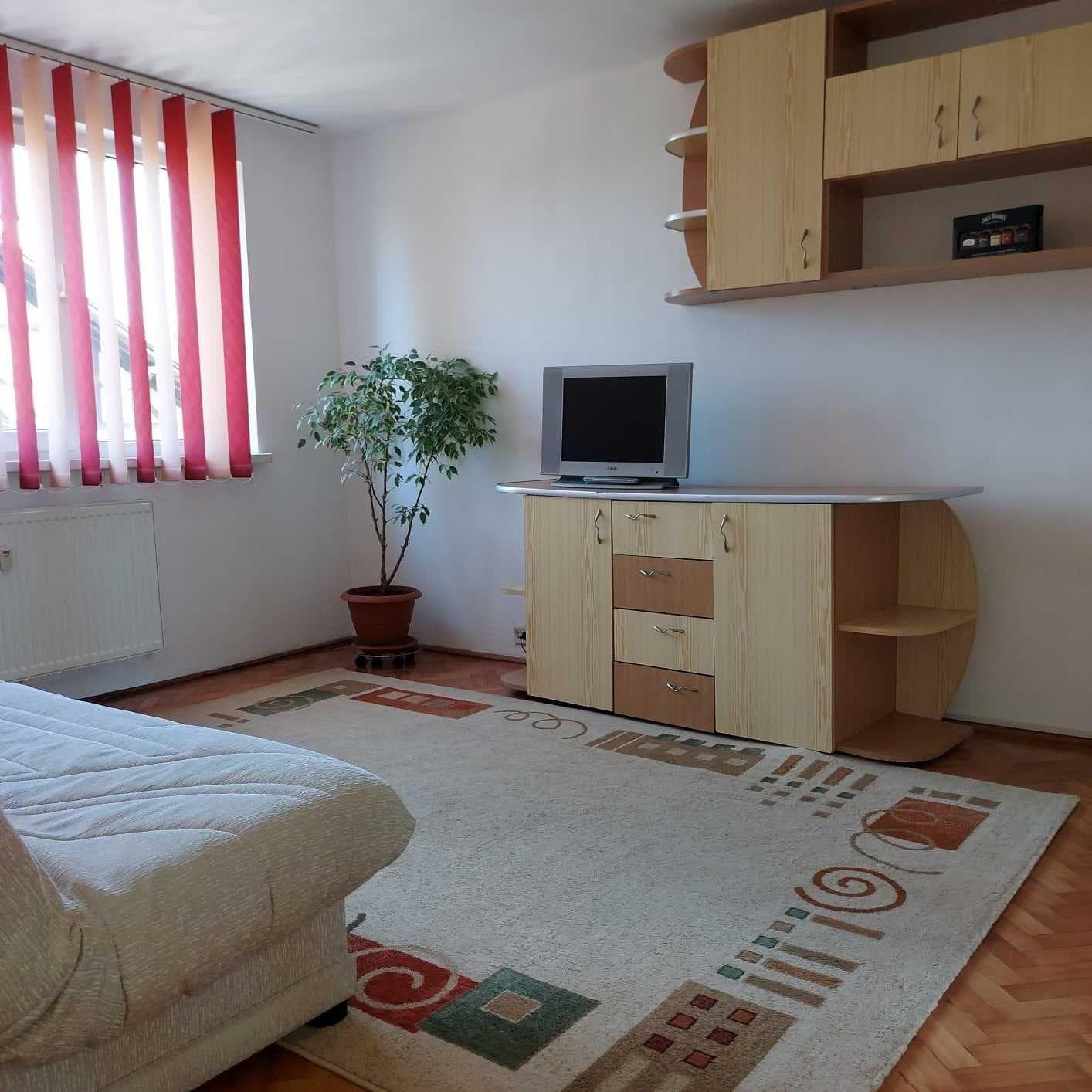 Proprietar inchiriez (ofer) garsoniera