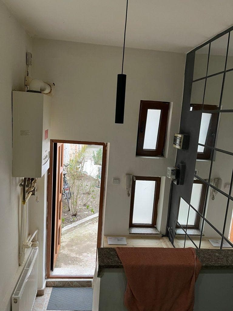 Închiriez casa la curte 2 camere central Popa Nan - imagine 1