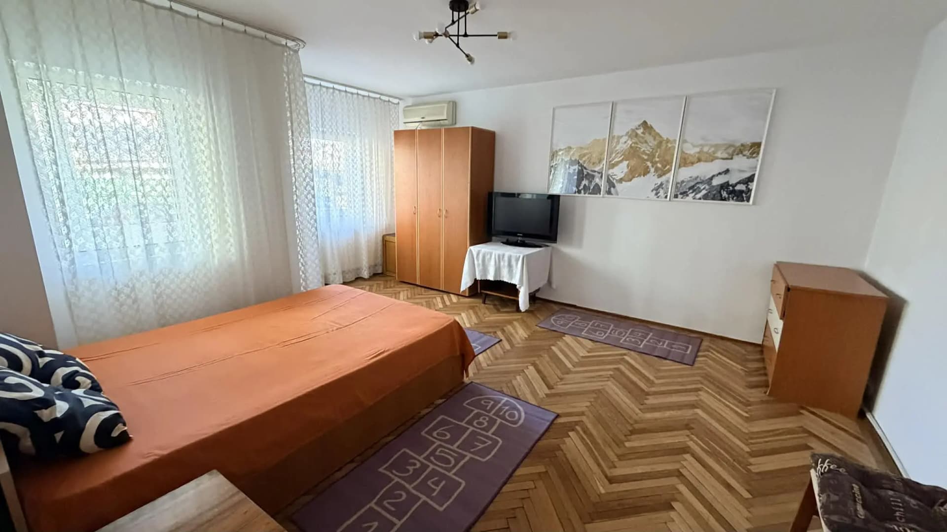 Închiriez garsonieră spațioasă, recent renovată, în Drumul Sării, cu contract ANAF - imagine 1