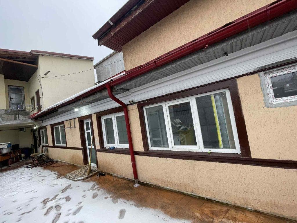 Închiriere casa curte