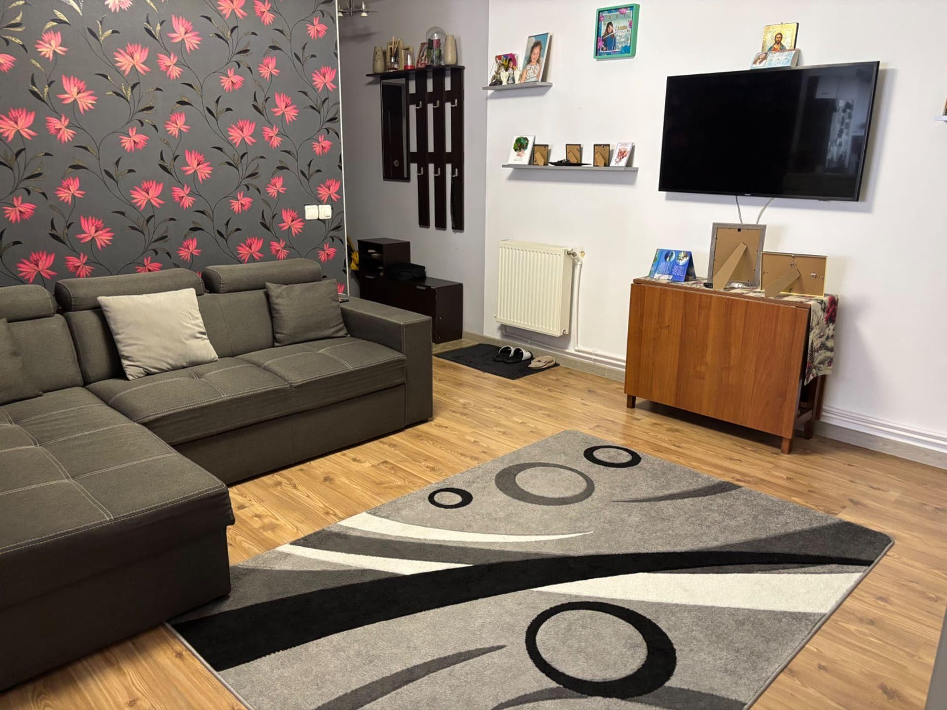 Vând apartament în Floresti - imagine 1