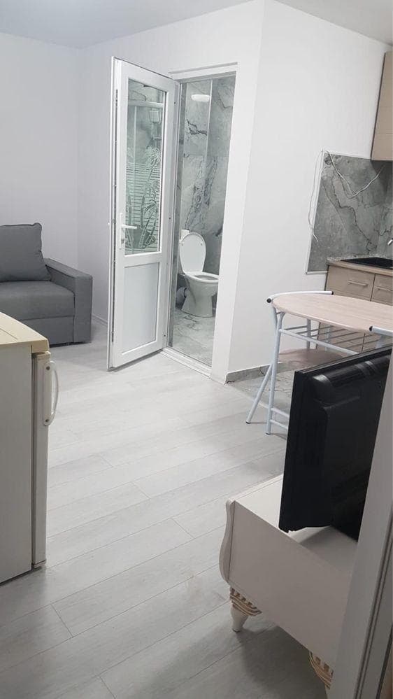 Ofer spre inchiriere garsonera la casa