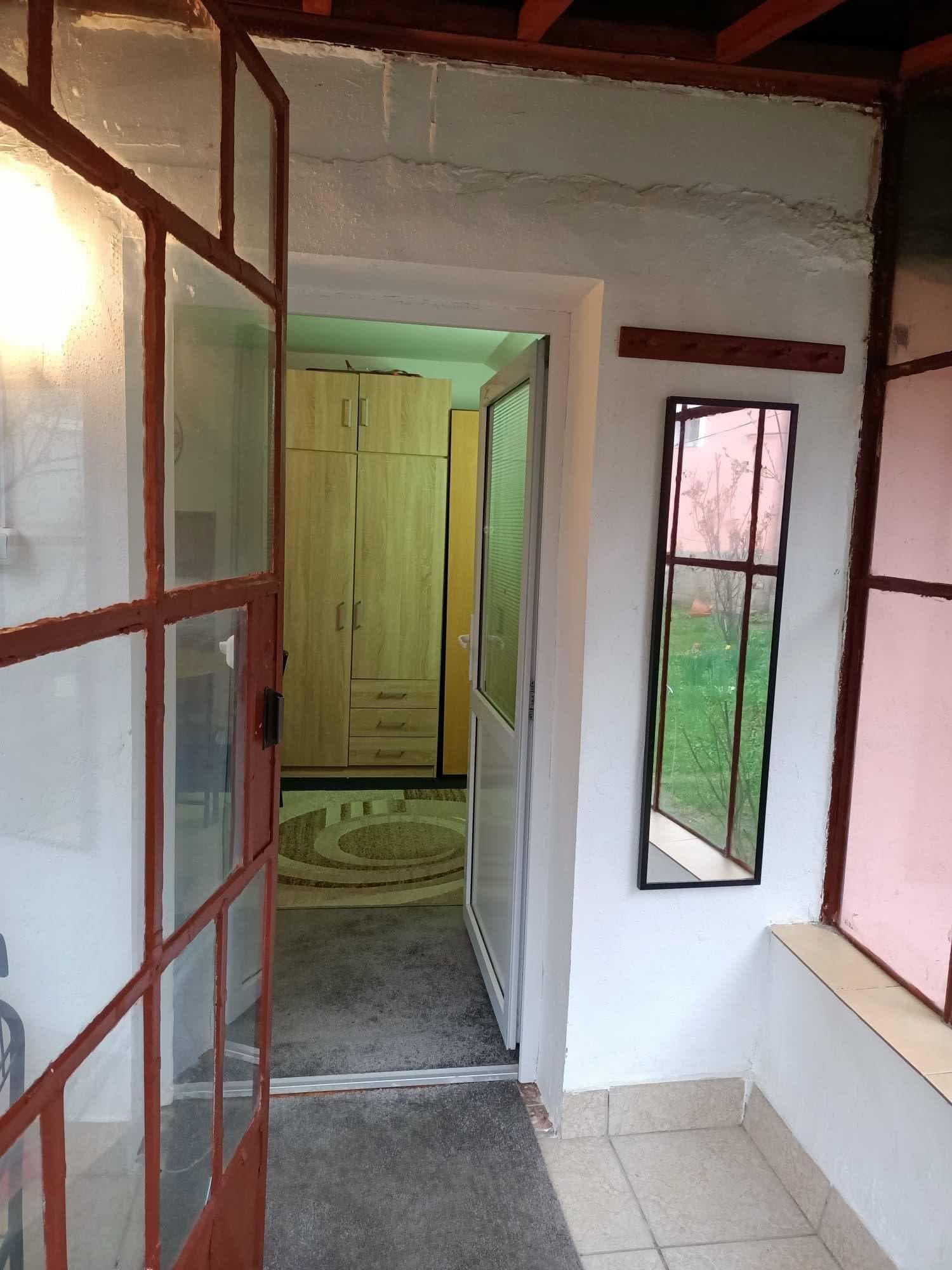 Inchiriere garsonieră la curte