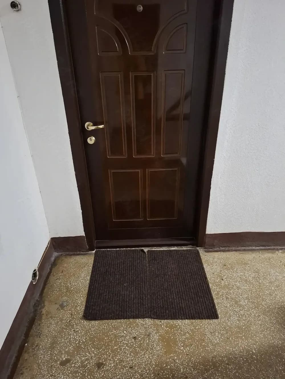 Proprietar vând apartament cu 2 camere semidecomandat, situat pe Calea Griviței nr. 230, etaj 5 7
