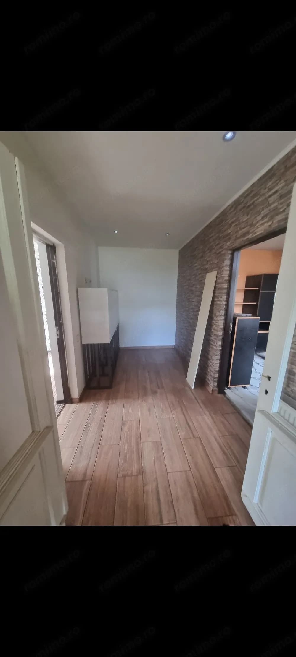 Casă şi teren de vânzare - imagine 1