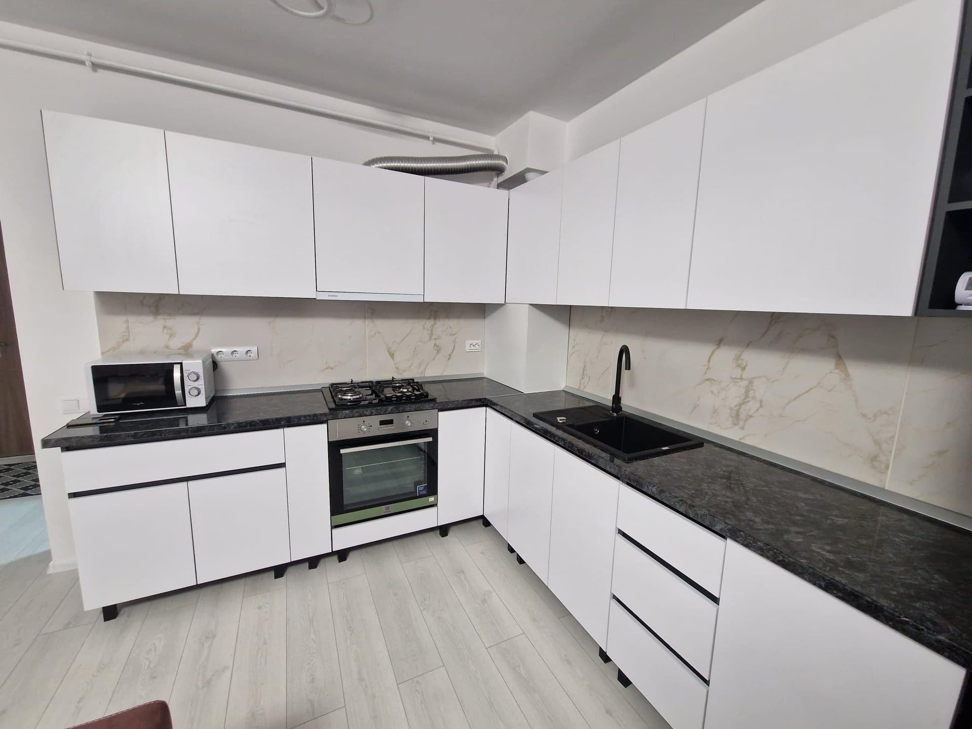 P.F.inchiriez apartament cu doua camere sub Cetate