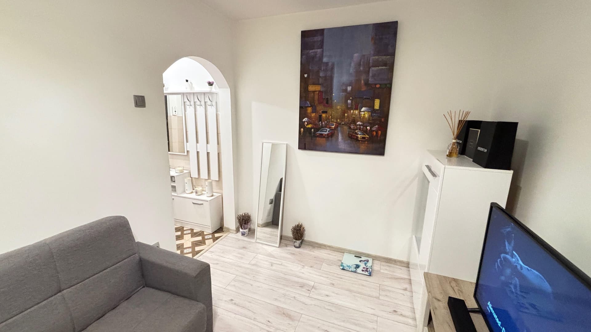 Spre vânzare apartament vest podul înalt - imagine 1