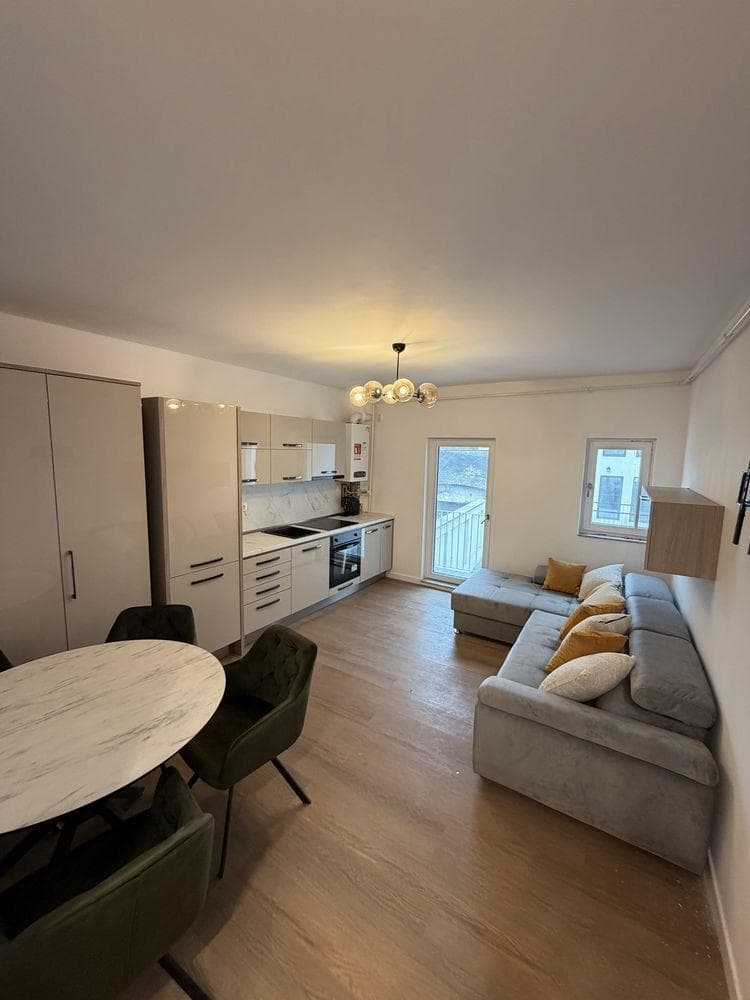 Inchiriez ap. 2 camere, zona 7 Noiembrie - imagine 1