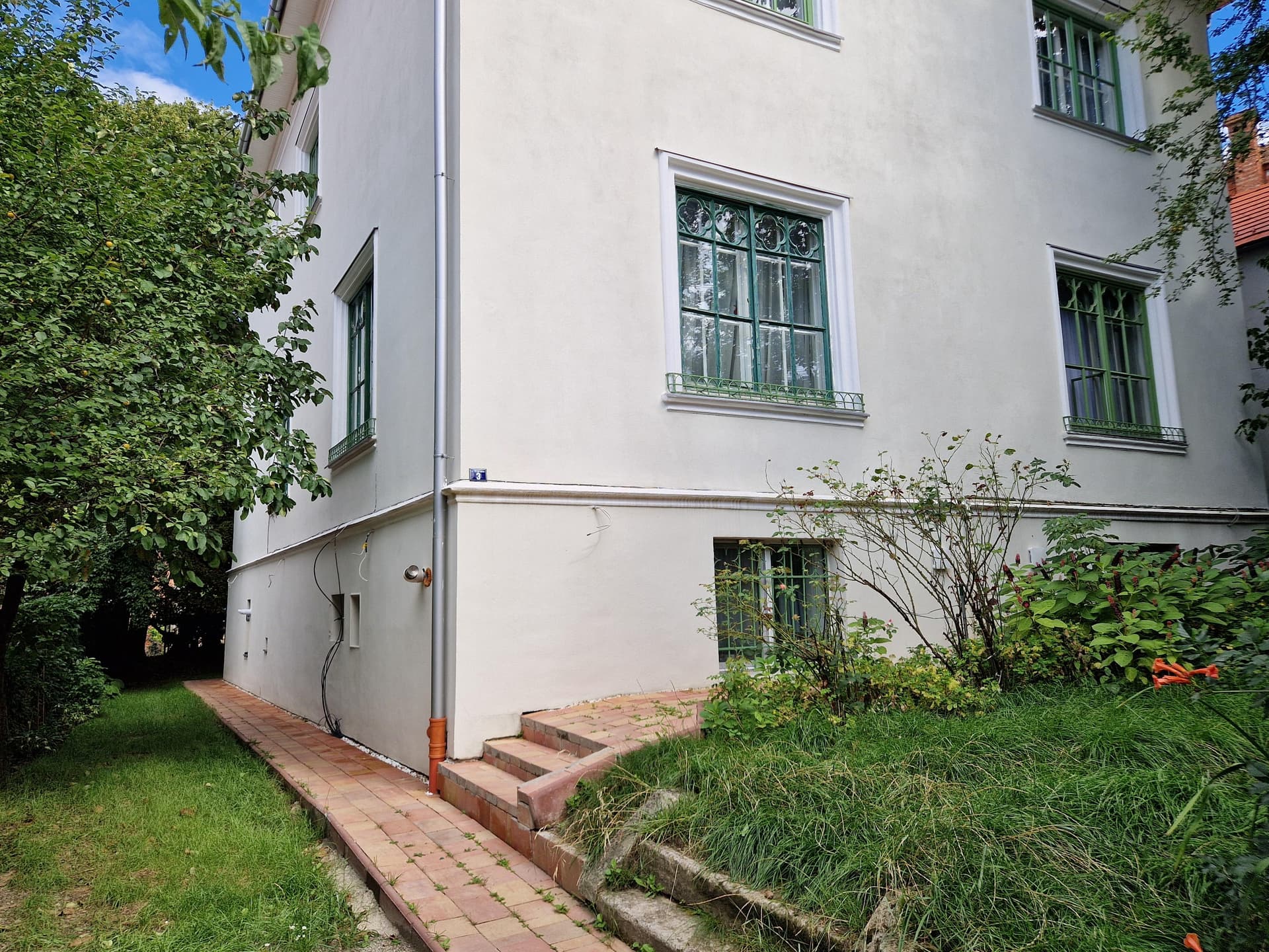 Apartament ultracentral cu garaj, str. Bisericii Ortodoxe - imagine 1